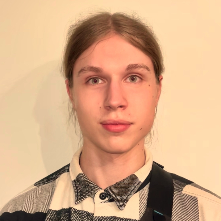 Кристофер - программист.